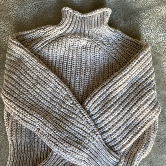 H&M cable Knit Turtle Neck Sweater - Picture 3 of 4